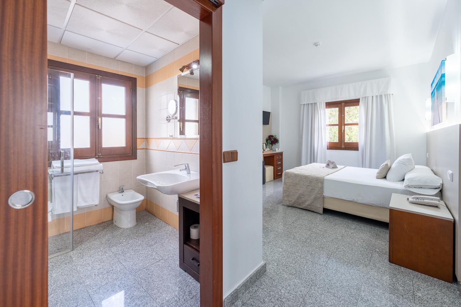 Hotel Plaza Del Castillo Malaga Room photo